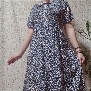 VTG daisy print button down dress smocked